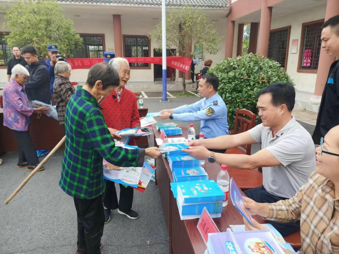 零陵区举办第35个“国际减灾日”防灾减灾宣讲活动(图1)