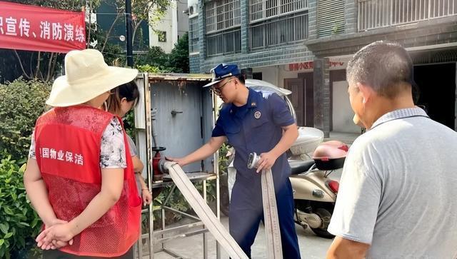 九游app：湖北咸宁：广泛开展“国际减灾日”消防宣传活动(图4)