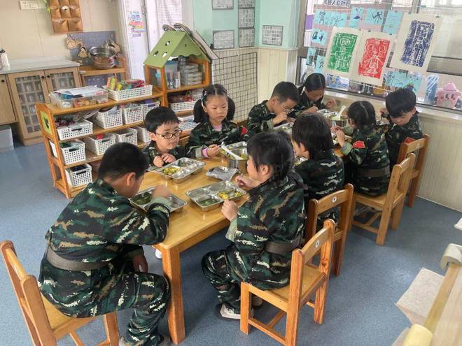 红色润童心 小小迷彩娃嘉兴渊博庆安幼儿园2024大班学军体验活动(图6)