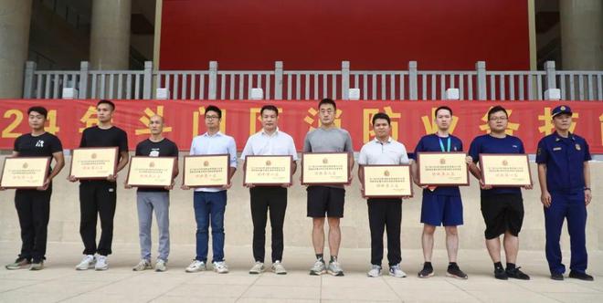 九游app：预热“119”消防宣传月丨斗门区举办2024年度消防安全重点单位志愿队和社区微型站业务技能比武竞赛(图4)