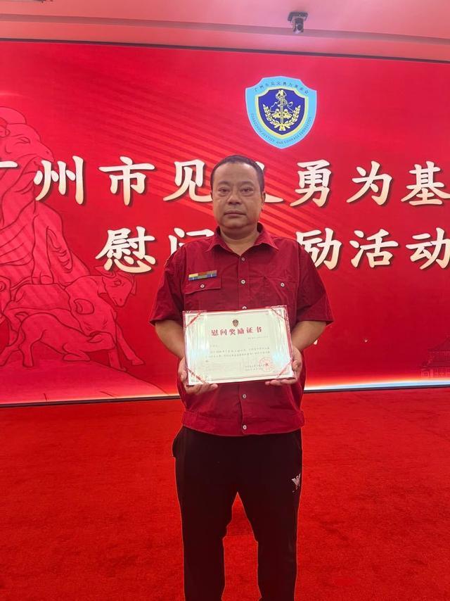 小轿车突发自燃 他用光3瓶灭火器将火扑灭 公交司机英勇救火获奖励(图1)