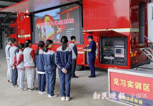 参与消防实训 校共育共筑平安校园(图2)