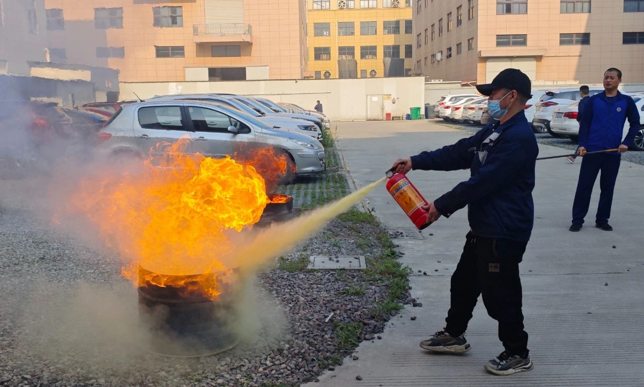 九游娱乐：兴化市方圆消防器材申请一种连续高效耐火砖切割装置专利提高装置的适用范围(图1)
