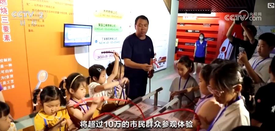 学习消防安全知识、体验军旅文化……各地中小学生尽享多彩暑假生活(图3)