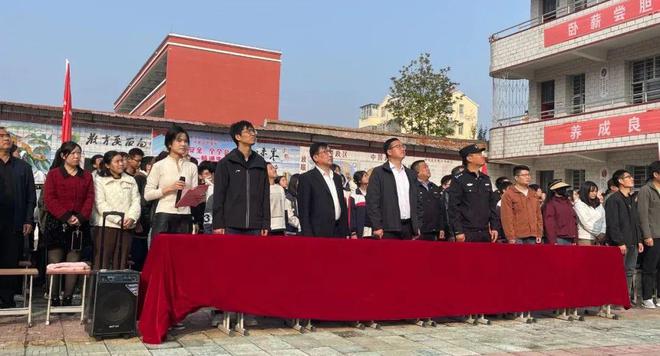 模拟演练提技能 强化教育铸平安 罗山县莽张镇初级中学举行“全市安全日”演练(图1)