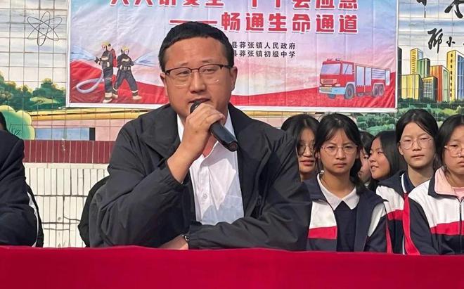 模拟演练提技能 强化教育铸平安 罗山县莽张镇初级中学举行“全市安全日”演练(图3)