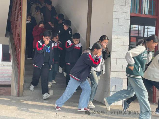 模拟演练提技能 强化教育铸平安 罗山县莽张镇初级中学举行“全市安全日”演练(图5)