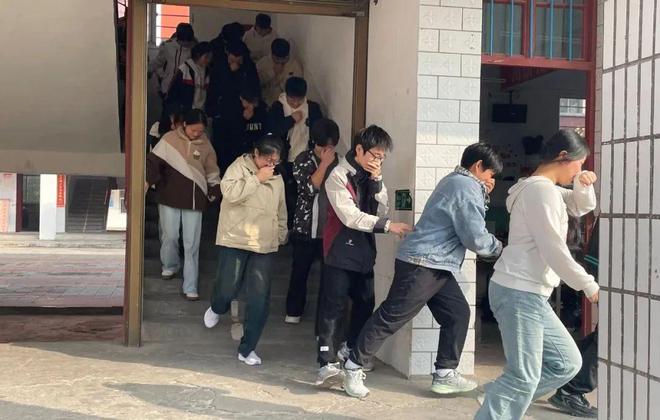 模拟演练提技能 强化教育铸平安 罗山县莽张镇初级中学举行“全市安全日”演练(图4)