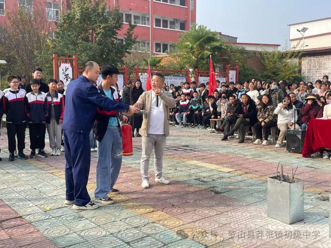 模拟演练提技能 强化教育铸平安 罗山县莽张镇初级中学举行“全市安全日”演练(图8)