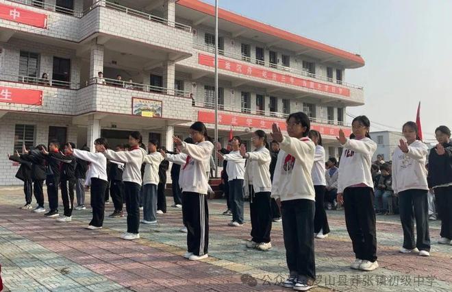 模拟演练提技能 强化教育铸平安 罗山县莽张镇初级中学举行“全市安全日”演练(图7)
