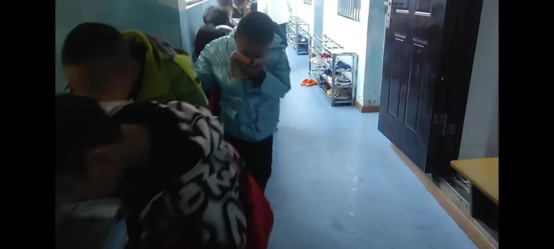 中消安盾申请灭火器封头与瓶口焊接装置专利保证后续装置对灭火器封头与瓶体焊接的稳定性(图1)