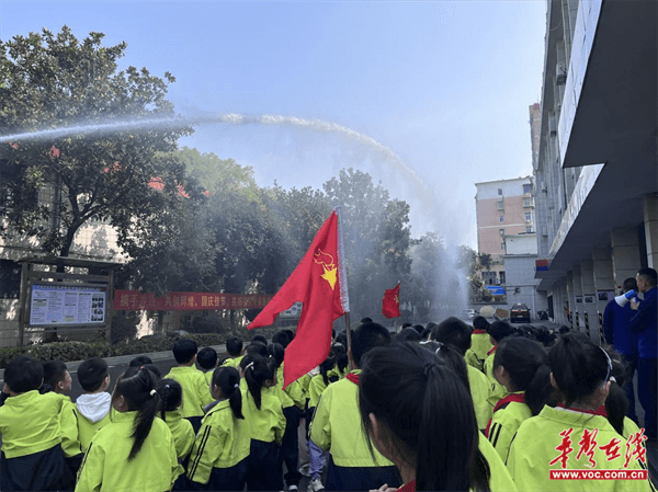 走进消防队 致敬火焰蓝 蒸湘区实验小学开展消防安全教育活动(图3)