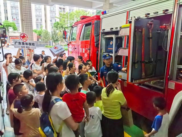 新兴县青年夜校亲子“进站充电”学消防(图1)