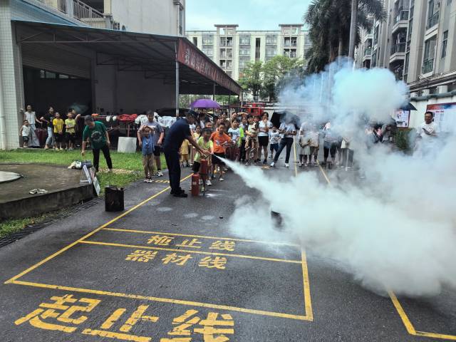新兴县青年夜校亲子“进站充电”学消防(图2)