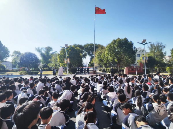 固镇县王庄中学开展2024年秋季学期消防紧急疏散演练及消防知识培训活动(图1)