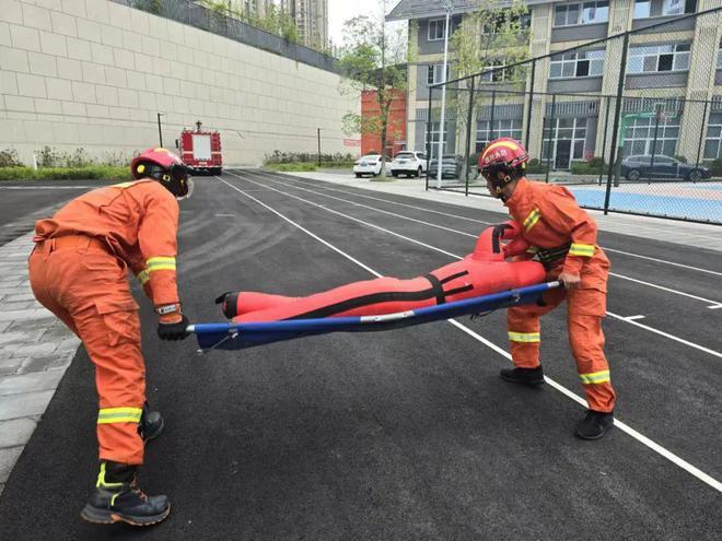 消防零距离  揭秘“火焰蓝”(图1)