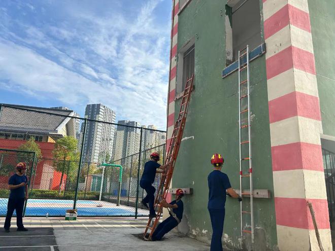 消防零距离  揭秘“火焰蓝”(图2)