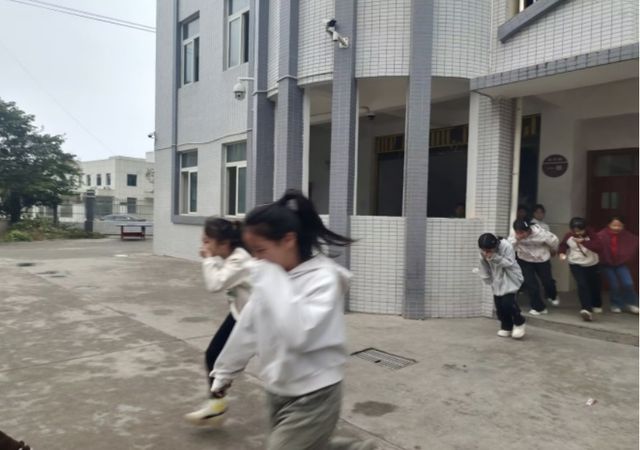 江安县阳春镇白沙小学校开展2024年秋期消防应急疏散演练(图2)