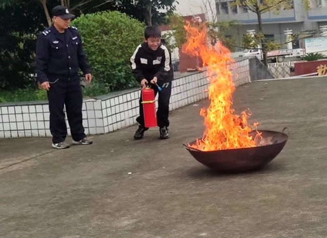 江安县阳春镇白沙小学校开展2024年秋期消防应急疏散演练(图4)