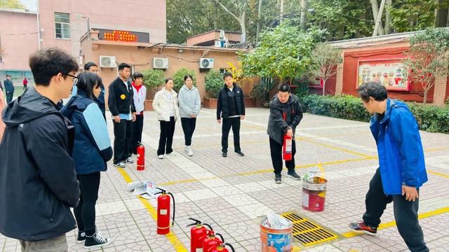 莲湖区星火路小学开展消防灭火实操培训活动(图1)