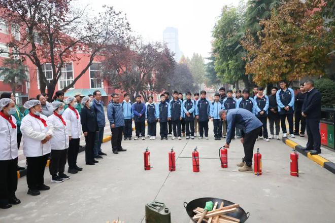 全民消防 生命至上——西安市阳光中学开展灭火器使用培训活动(图1)
