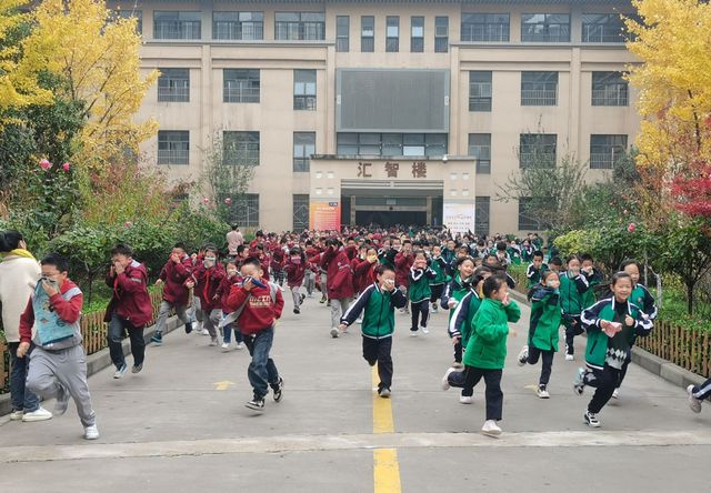 未央区大白杨小学开展2024年冬季消防安全演练(图3)