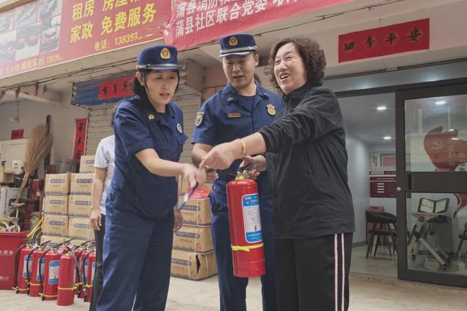 【我为群众办实事】蒲县消防为社区居民送“安全大礼包”(图2)