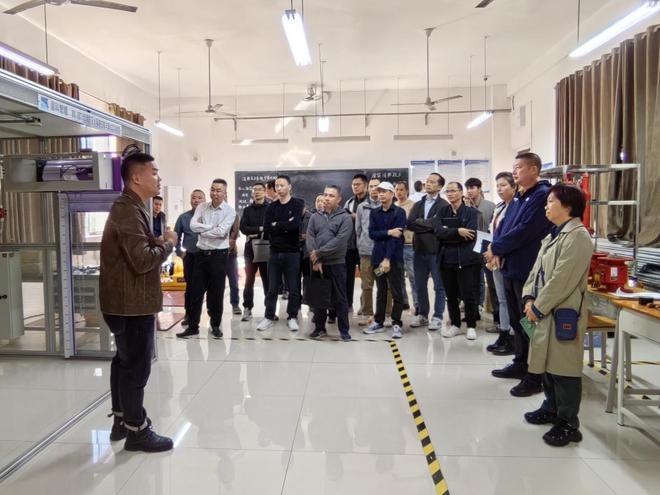 南宁市住建局率队赴广西安全工程职业技术学院开展消防宣传月进院校活动(图1)