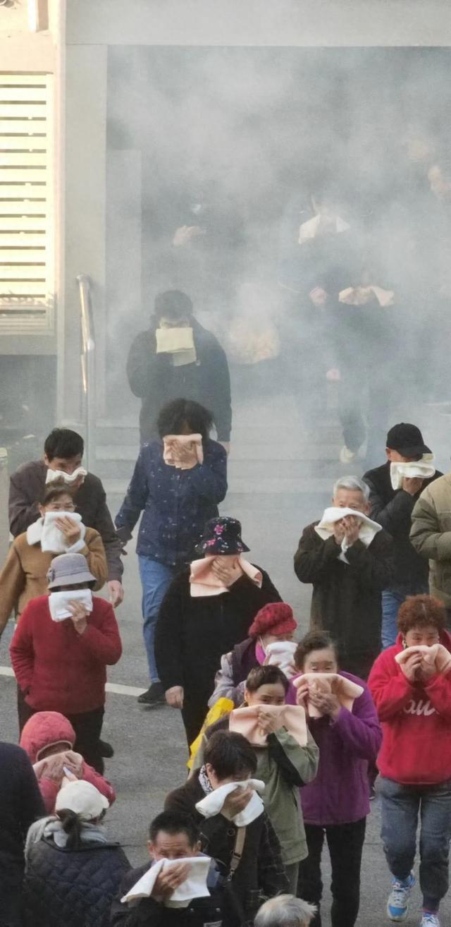 高层住宅消防演练提升居民消防安全意识(图1)