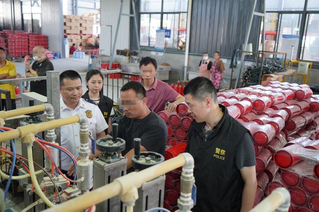 上海警方查获2000余件伪劣灭火器(图1)