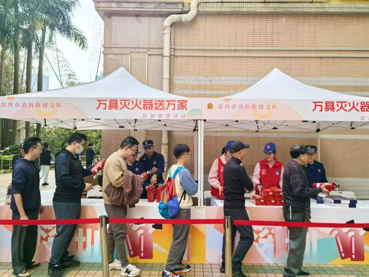深圳消防开展“万具灭火器进万家”公益宣传活动(图1)