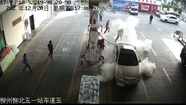 柳州一加油站内车辆突然起火！关键时刻他们冲了上去(图3)