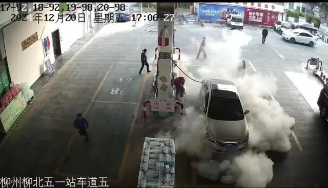柳州一加油站内车辆突然起火！关键时刻他们冲了上去(图2)
