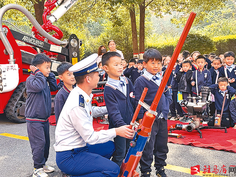 萌娃学消防 致敬火焰蓝(图1)