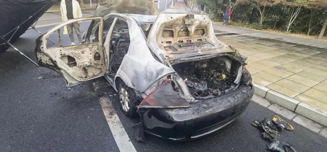 汽车变“火车”连灭火器都没用！(图2)