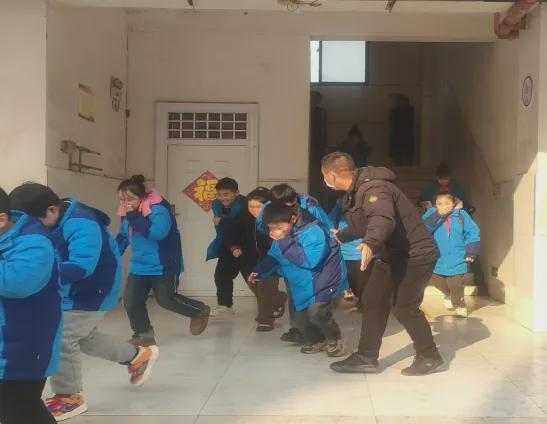 书香校园遇火情应急疏散护学童——虞城县明德小学举行消防应急疏散演练(图2)
