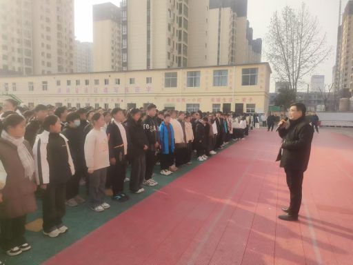 书香校园遇火情应急疏散护学童——虞城县明德小学举行消防应急疏散演练(图1)