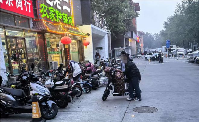 提醒！电动自行车违规停放 阻碍“生命通道”(图3)