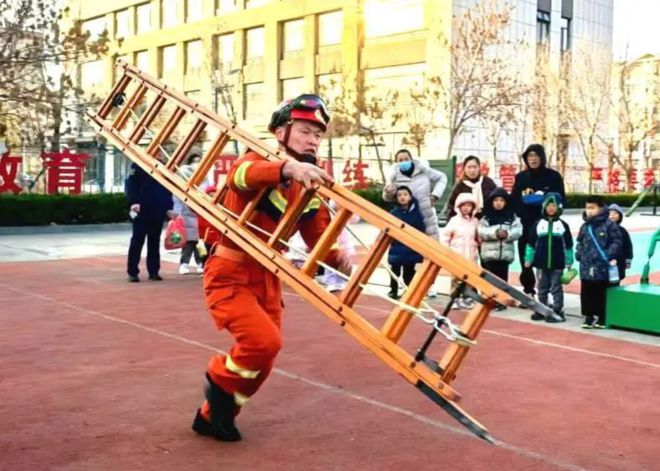 东营区消防救援大队：队站开放日 “幼”见“火焰蓝”(图2)
