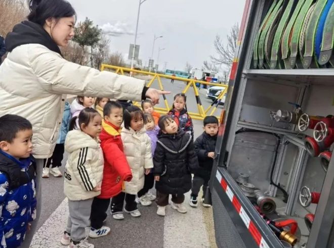 东营港经济开发区消防救援大队进学校 萌娃体验别样“消防课”(图2)
