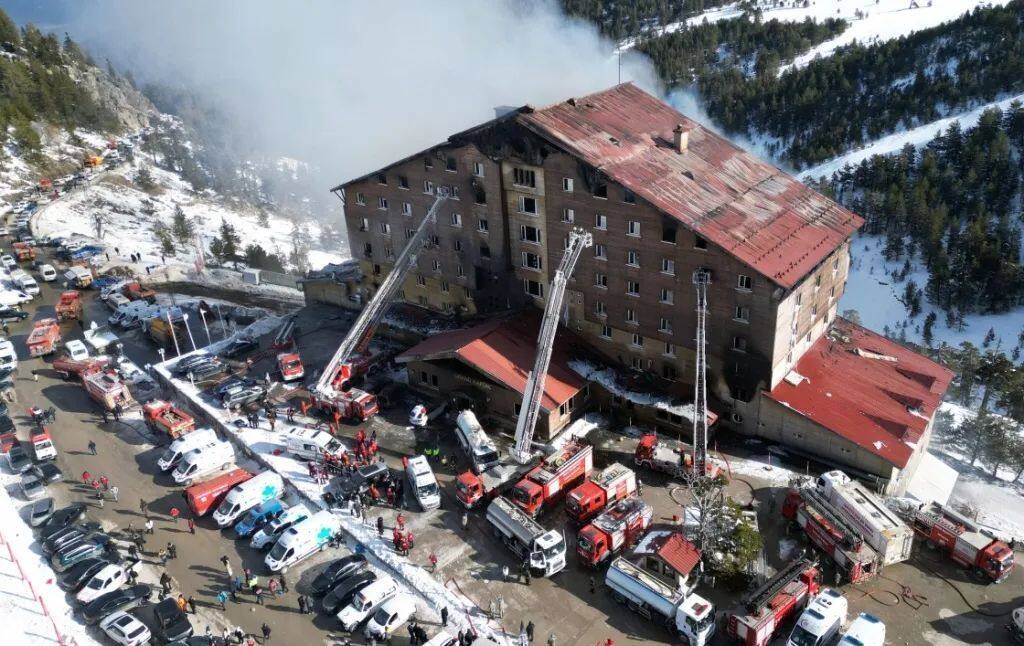 76人遇难！土耳其滑雪场酒店火灾致重大伤亡细节披露→(图2)