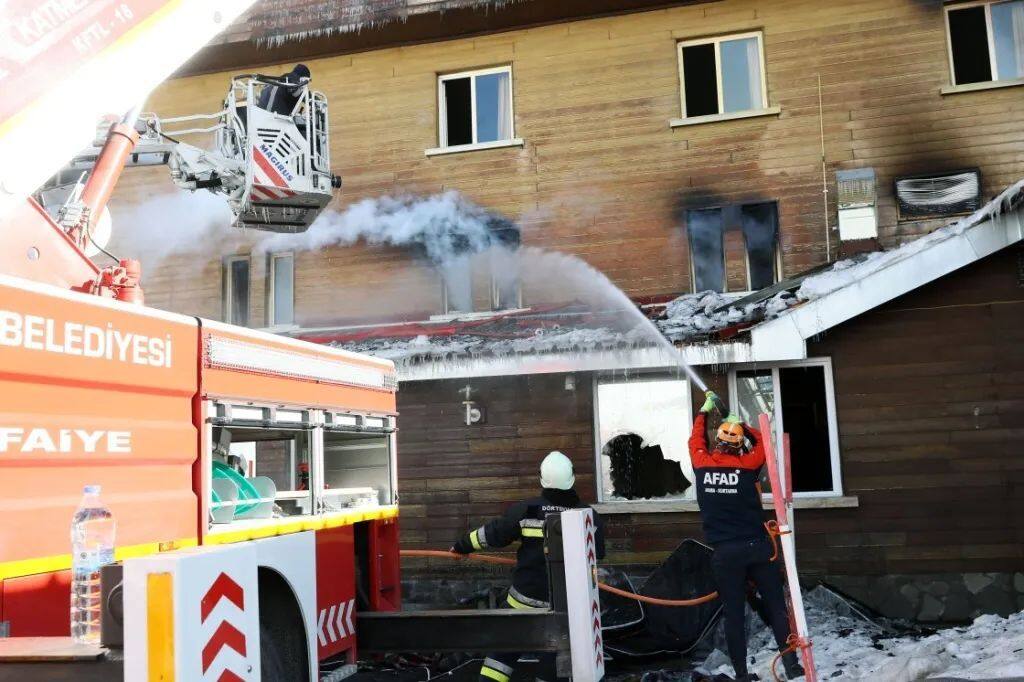 76人遇难！土耳其滑雪场酒店火灾致重大伤亡细节披露→(图9)