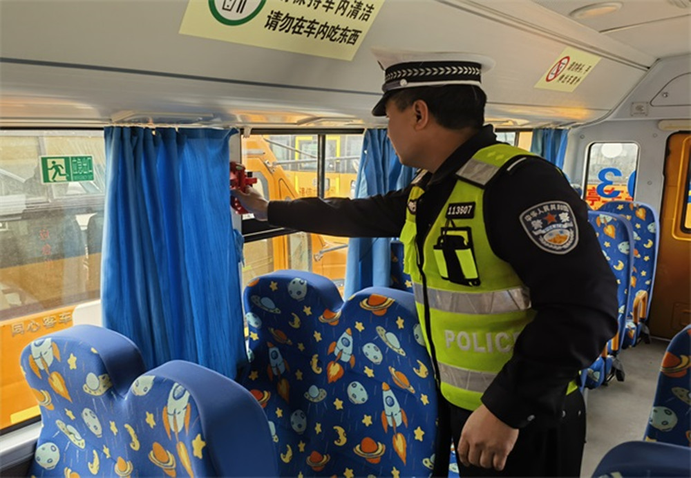 开学在即 安全先行！宁远交警全面开展校车安全检查培训(图1)