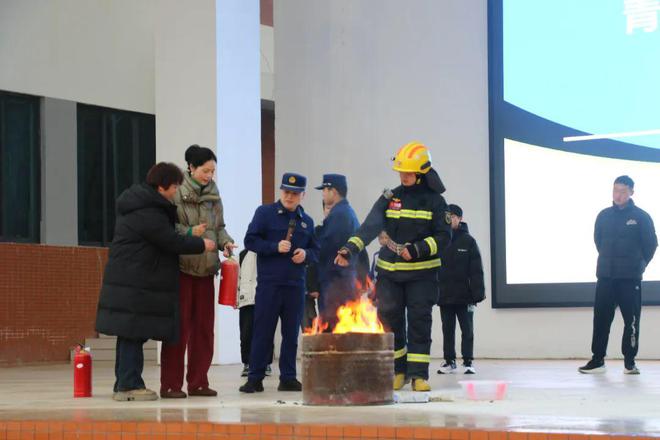 护航开学季 筑牢防火线！青川消防上好消防安全“开学第一课”(图1)