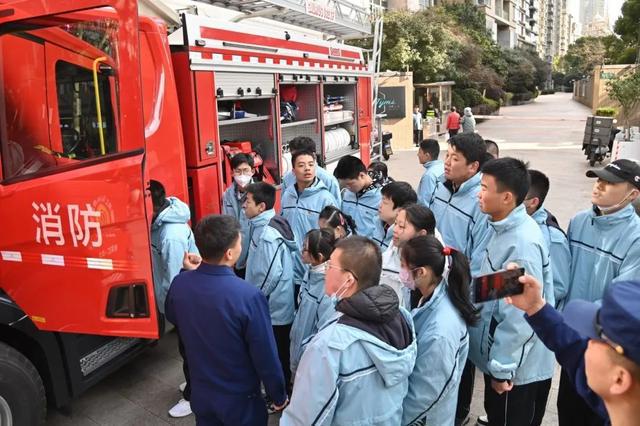 从灭火器到高压水枪同学们“沉浸式”学习消防安全知识(图3)