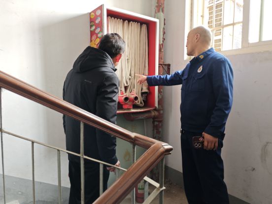 信阳市平桥区消防救援大队宣传进小区 织密电动车“安全网”(图2)
