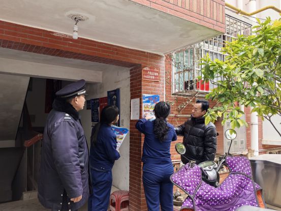 信阳市平桥区消防救援大队宣传进小区 织密电动车“安全网”(图1)