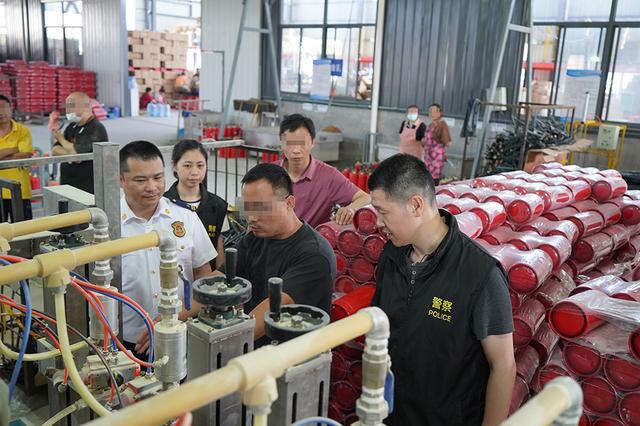 降低干粉含量无法有效灭火上海警方查获2000余件伪劣灭火器(图2)