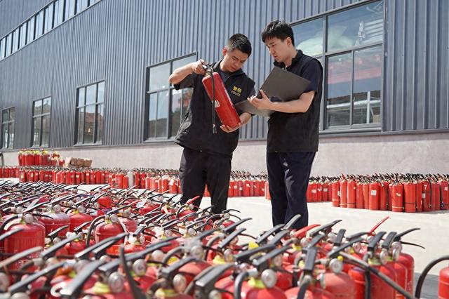 降低干粉含量无法有效灭火上海警方查获2000余件伪劣灭火器(图1)