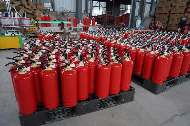 降低干粉含量无法有效灭火上海警方查获2000余件伪劣灭火器(图3)